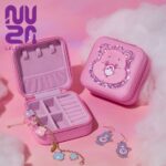 جعبه جواهرات SHEIN X Care Bears طرح خرس پولیشی مدل زیپ‌دار